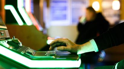 Symbolbild: Julian Stratenschulte/dpa
Ein Mann spielt an einem Automaten. In Schwandorf hat die Polizei in einer Spielhalle einen Gast erwischt, der an mehreren Geräten gleichzeitig spielte – was nicht erlaubt ist.