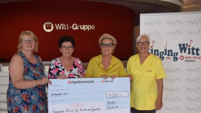 Bild: fz
Den Erlös des Benefizkonzerts überreicht die Chorleiterin von Singing Witt Stefanie Zühlke-Schmidt (zweite von rechts) an die Vorsitzende von FLIKA Amberg Margit Meier (zweite von links)