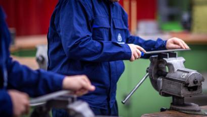 Symbolbild: Jens Büttner/dpa
Jugendliche haben die freie Auswahl, Betriebe dagegen bleiben öfter auf offenen Lehrstellen sitzen: In der Oberpfalz fehlen Azubis – in Industrie, Handwerk und Handel.