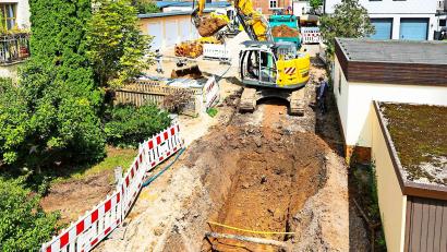Bild: Wolfgang Erhart
Noch laufen in der Waldershofer Schulstraße die Bauarbeiten auf Hochtouren. Diese sollen in der zweiten Septemberwoche abgeschlossen sein.