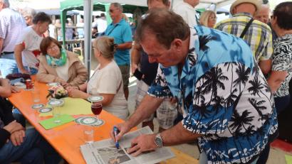 Bild: Kunz
Hein Simons (Heintje) signiert den Zeitungsartikel in Oberpfalz-Medien über Fabian Wegmann aus Brand.