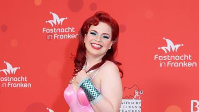 Bild: Daniel Löb/dpa
Grünen-Frontfrau Katharina Schulze strahlt als Arielle auf dem roten Teppich von Veitshöchheim.