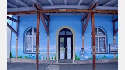 Bild: Valerie Preiß
Viele kleine Details verbergen sich auf dem Wandbild am Bahnhofsgebäude in Neukirchen bei Sulzbach-Rosenberg.