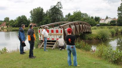 Bild: Bernhard Piegsa
Vom reparaturbedürftigen Zustand des Stegs zur Kiesibeach-Insel machte sich der Bauausschuss Pressath ein Bild. Bis zu einer Generalsanierung im kommenden Jahr sollen die schwerwiegendsten Schäden ausgebessert werden.