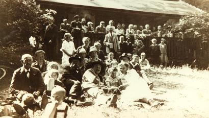 Archivbild: Stadtarchiv Bärnau
Ein Bild von einem Waldfest an der Blockhütte aus dem Jahr 1928.
