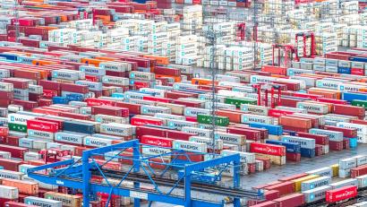 Symbolbild: Sina Schuldt/dpa
Die Wirtschaftslage in der Region Oberpfalz und Kelheim stagniert zu Beginn des Jahres 2026.