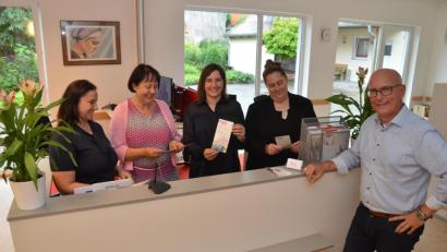 Bild: dob
Verwaltungskoordinator Thomas Schell aus Waldthurn wird das dreiköpfige Team im Dienstleistungszentrum vor Ort leiten. Kristina Baldauf (Dritte von links) steht der Einrichtung mit Domkapitular Johann Ammer vor.