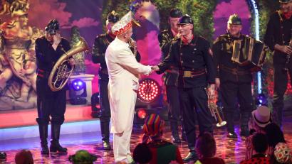 Bild: Daniel Löb/dpa
Sitzungspräsident Christoph Maul (links) verabschiedet sich von Norbert Neugirg und seiner „Altneihauser Feierwehrkapell’n“, die nach 20 Jahren zum letzten Mal bei „Fastnacht in Franken“ auftrat.