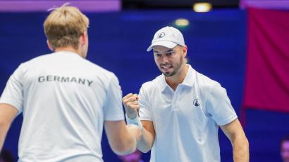 Bild: Rolf Vennenbernd/dpa
Hatten nach einem starken Auftakt noch Probleme: das Doppel Kevin Krawietz (l) und Tim Pütz (r)