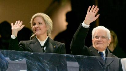 Bild: Peter Kneffel/dpa-POOL/dpa
Wer steht hier neben Staatspräsident Sergio Mattarella? Der italienische TV-Kommentator erkannte IOC-Präsidentin Kirsty Coventry nicht.