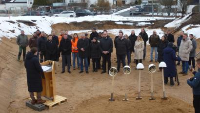 Bild: Siegfried Bock
ALIA-Geschäftsführer Severin Hirmer war Hauptredner vor dem offiziellen Spatenstich für das 30-Millionen-Projekt.