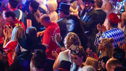 Bild: Daniel Löb/dpa
Markus Söder klatscht als "Braveheart" in der BR-Livesendung "Fastnacht in Franken" in den Mainfrankensälen in Veitshöchheim.