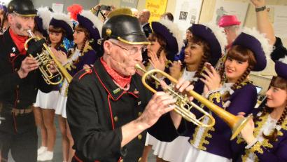 Bild: Kunz
Norbert Neugirg zieht mit seiner Kapelle ein letztes Mal aus dem Festsaal in Veitshöchheim aus. Die Gardemädels und Kollegen bilden ein Spalier.