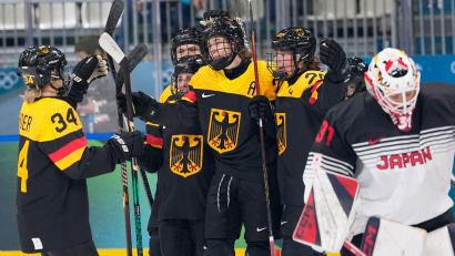 Bild: Petr David Josek/AP/dpa
Die deutschen Eishockey-Frauen gewannen gegen Japan.