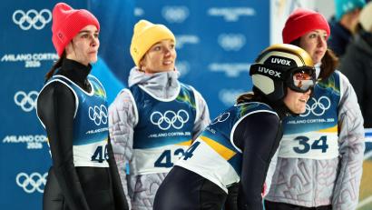 Bild: Daniel Karmann/dpa
Die deutschen Skispringerinnen verpassten die erhoffte Medaille.