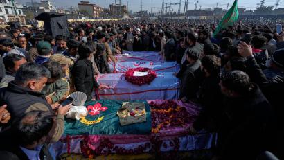 Bild: Anjum Naveed/AP/dpa
Nach Angaben aus Pakistan wurde der tödliche Anschlag im Nachbarland Afghanistan geplant. Der IS hatte die Tat für sich reklamiert.