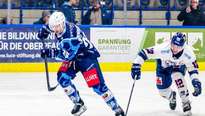 Bild: Elke Englmaier
Daniel Schwaiger von den Blue Devils (links) wird in dieser Szene vom Kasseler Maciej Rutkowski verfolgt. Gerade im ersten Drittel war die Mannschaft von Interimscoach Jürgen Rumrich dem Aufstiegsaspiranten aus Hessen in allen Belangen gnadenlos unterlegen.