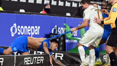 Bild: Federico Gambarini/dpa
Palacios ohne Trikot - Streit auf dem Platz