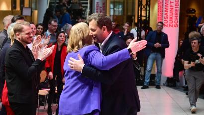 Bild: Sebastian Christoph Gollnow/dpa
Klingbeil und Bas gaben den Auftakt für die Arbeit am SPD-Grundsatzprogramm.