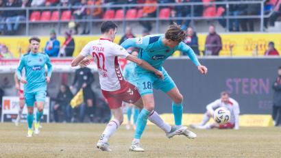 Bild: Sascha Janne
Jahn-Akteur Sebastian Stolze (weißes Trikot) im Zweikampf mit einem Kölner.