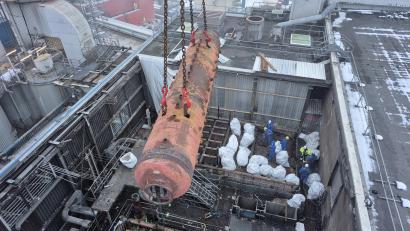 Bild: Stefan Karl
Die Kesseltrommel der Ofenlinie 3 am Haken des Baukranes.