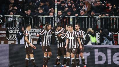 Bild: Christian Charisius/dpa
Erlösend: St. Paulis Spieler feiern das 2:0 gegen den VfB.