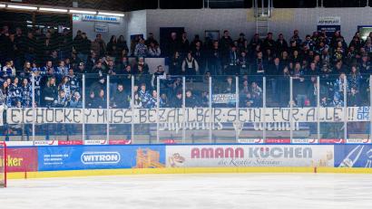 Bild: Elke Englmaier
Die Fans der Blue Devils Weiden protestierten beim Heimspiel gegen die Kassel Huskies abermals gegen die höheren Eintrittspreise und verweigerten zeitweise die Unterstützung.