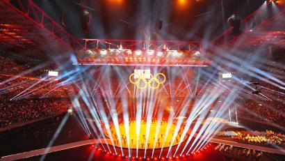 Bild: Michael Kappeler/dpa
Ein buntes Spektakel eröffnete die Winterspiele in Norditalien.