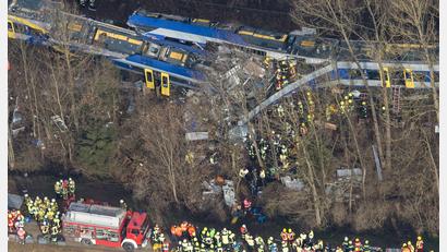 Bild: picture alliance / Peter Kneffel/dpa
Die Bergung an der Böschung gestaltete sich schwierig. (Archivfoto)