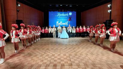 Bild: mfh
Die FG Knappnesia begeisterte bei der Ballnacht. Mit Prinzengarde, Entourage und Prinzenpaar setzte sie einen farbenfrohen, energiegeladenen Akzent im Programm.