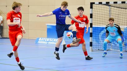 Bild: Gerhard Büttner
Das Gruppenspiel zwischen dem SV Raigering (blaue Trikots) und dem ASV Cham endete torlos.
