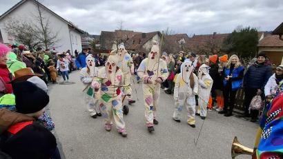 Archivbild: Anton Brand
Die "Hoderschecken" gehören beim Faschingsumzug "Gleiritsch volle Pulle" dazu.