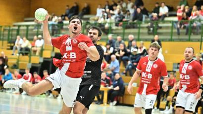 Bild: Hubert Ziegler
Nino Heckerott (ganz links) vom HC Sulzbach-Rosenberg, bester Werfer seiner Mannschaft, kann in dieser Szene trotz Bedrängnis eines seiner insgesamt neun Tore erzielen.