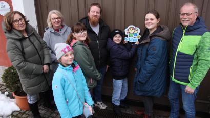 Bild: Konrad Rosner
Auch an der Eingangstür zum Gasthof Weißes Roß wurde das Emblem der Notinsel als Zeichen dafür angebracht, dass dies ein möglicher Zufluchtsort für Kinder ist. Mit dabei beim Pressetermin waren Schirmherr Max Bindl (rechts), Familienbeauftragte Andrea Schwägerl (Zweite von links), Projektbetreuerin Maria Sussner (links) und Christoph Richter (Fünfter von links) vom Gasthof.