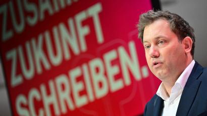 Bild: Sebastian Christoph Gollnow/dpa
Klingbeil wirbt für einen neuen Kurs in den Beziehungen zu den USA.