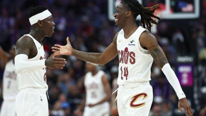 Bild: Sara Nevis/AP/dpa
Dennis Schröder (l) feiert eine erfolgreiche Rückkehr nach Sacramento.