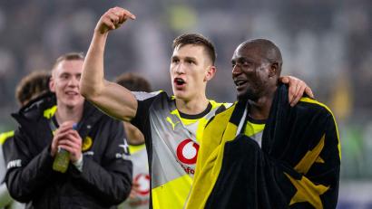 Bild: David Inderlied/dpa
Anführer mit Ambitionen: BVB-Abwehrchef Nico Schlotterbeck (M) mit Sieg-Torschütze Serhou Guirassy (r) nach dem 2:1 in Wolfsburg.