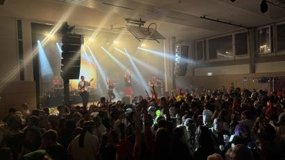 Bild: mcl
Eine volle Mehrzweckhalle beim Sportlerfasching in Schirmitz. Nach drei Jahren konnte in der Halle endlich wieder gefeiert werden.