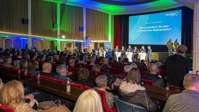 Bild: Petra Hartl
Podiumsdiskussion zur OB-Wahl im Ring-Theater Amberg. Von links: Tuncer Ayten (Amberger Bunt), Hans-Jürgen Bumes (Die Liste/Grüne), Stefan Ott (CSU), Birgit Fruth (SPD), Franz Badura (ÖDP), und Michael Fritz (Freie Wähler).