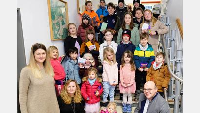 Bild: do
Hochstimmung herrschte im Schlammersdorfer Bürgerhaus. Bürgermeister Johannes Schmid (rechts) und die Jugendbeauftragten Cornelia Kausler und Sabrina Drummer (links) dankten den 51 Mitwirkenden der "Schneemann-Challenge".