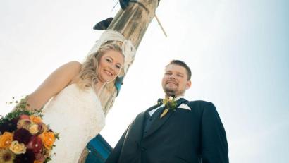 Bild: Peter Martner
Bernadette und Benjamin Biehler unter dem Kirwabaum. Der Kirwa-Brauch hat ihr ganzes Leben beeinflusst.