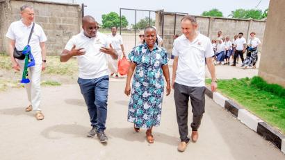 Bild: Kapibo
Pfarrer Martin Rupprecht (rechts) spricht vor Ort im Lernzentrum mit verantwortlichen Organisatoren und Schwestern.