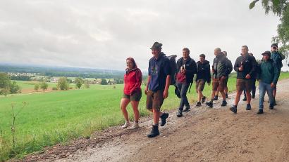 Bild: bsc
Trotz nasskalten Wetters bot sich den Teilnehmern am Wandertag so manch schöne Aussicht. Im Bild eine Wandergruppe auf dem Verbindungsweg von Altenreuth nach Frauenreuth