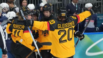 Bild: Carolyn Kaster/AP/dpa
Gute Laune: Das DEB-Team um Kapitänin Daria Gleißner feiert Torschützin Laura Kluge nach dem 1:0.