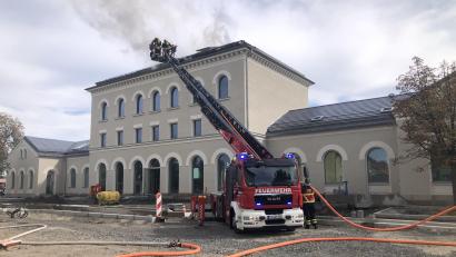 Bild: wro
Mithilfe der Drehleitern aus Mitterteich, Waldsassen und Marktredwitz wurde das Feuer bekämpft.