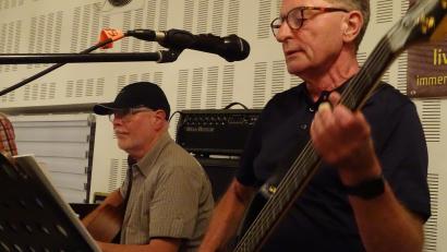 Bild: Houschka
Dieter Hanemann (links) und Raimond Prechtl: Altgediente Mitglieder der Amberger Band Sound Society und jetzt erstmals wieder öffentlich auf einer Bühne.