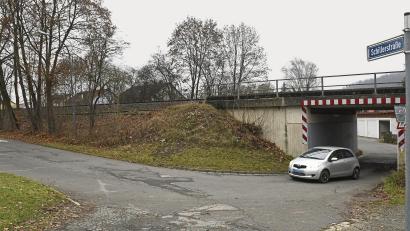 Archivbild: Petra Hartl
Die Bahnunterführung am Übergang von Schillerstraße zu Hitzelmühlweg soll direkt an die Loderhofstraße angeschlossen werden und dadurch zur Entlastung des Loderhofs beitragen. Von der SPD wurde das schon lange gefordert, jetzt ist es beschlossen.