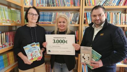 Bild: Sandra Landgraf
Isolde Gewargis (Mitte) überreicht eine Spende in Höhe von 3000 Euro an die Grundschule Luhe-Wildenau.