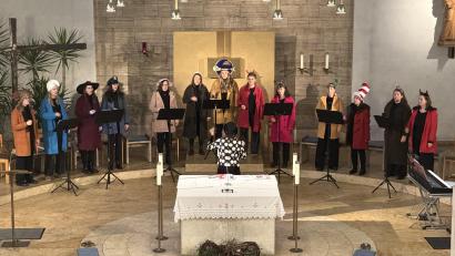 Bild: mgo
Der 13-köpfige Frauenchor „KuhlVoices“ sorgt am Sonntagnachmittag in der Schwarzenbacher St.-Antonios-Kirche für gute Stimmung.