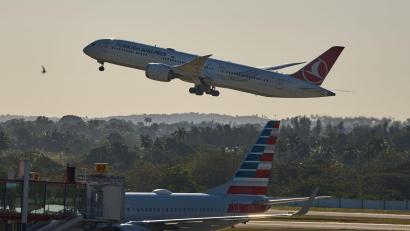 Bild: Ramon Espinosa/AP/dpa
Wegen des US-Ölembargos hat Kuba unter anderem Sparmaßnahmen die Betankung von Flugzeugen ausgesetzt.